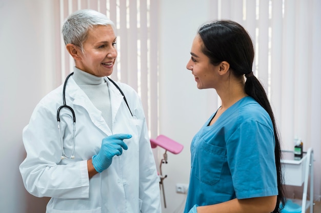 Бесплатное фото Медсестра и врач разговаривают на работе