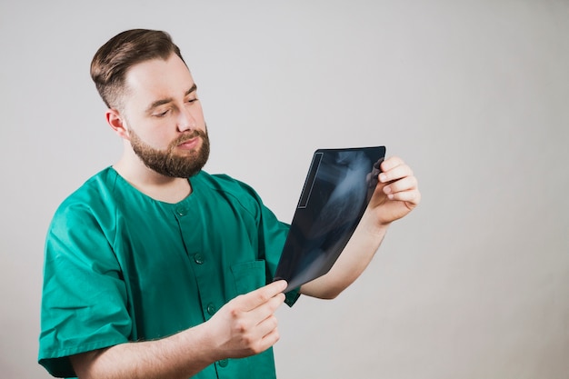 Free photo nurse checking radiography