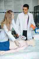 Бесплатное фото Медсестра проводит реанимационные мероприятия. врач помогает женщине сделать операцию.