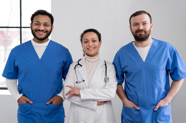 Foto gratuita infermiere e team medico pronto per la giornata di lavoro