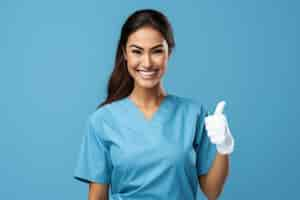 Free photo nurse portrait showing thumbs up