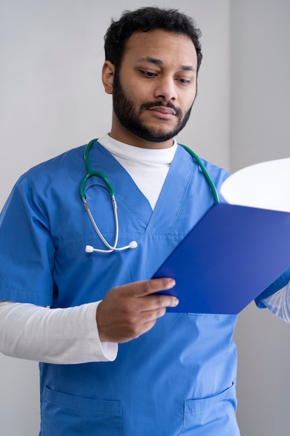 Free photo nurse preparing for consult