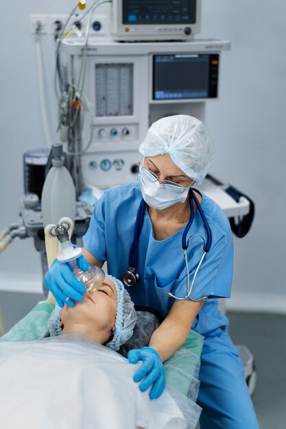 Медсестра надевает кислородную маску на пациента
