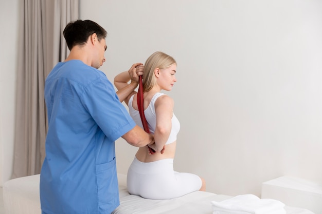 Free Photo nurse with patient in osteopathy session