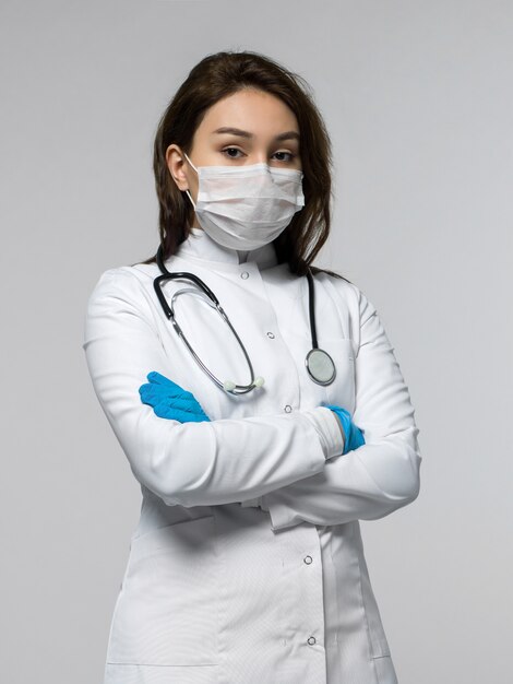 흰색 의료 유니폼과 흰색 보호 멸균 마스크에 청진 간호사
