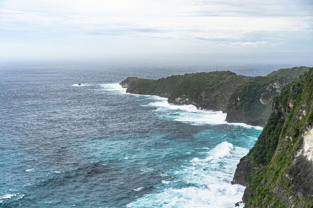 ヌサペニダ島、バリ州、インドネシア。海に入る岩。