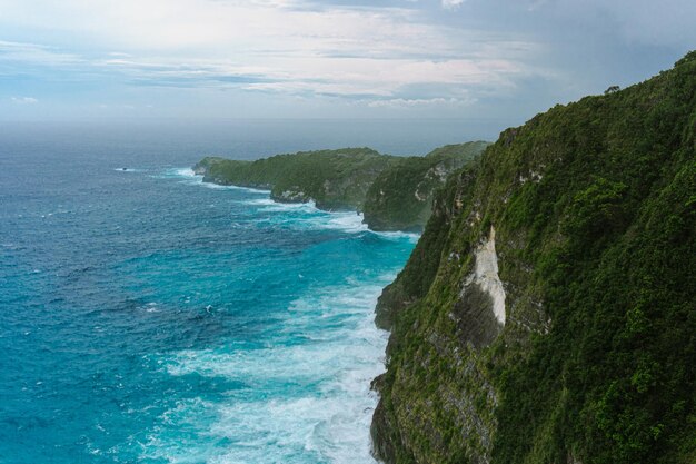 인도네시아 발리 누사 페니다 섬. 바다로 들어가는 바위.