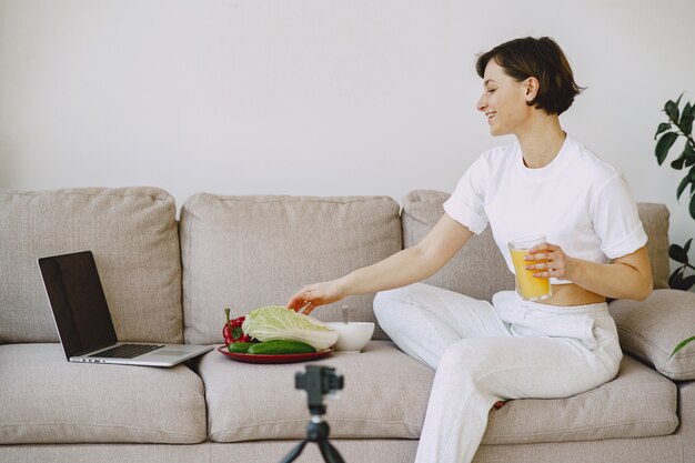 Free Photo nutritionist shoots a nutrition tutorial