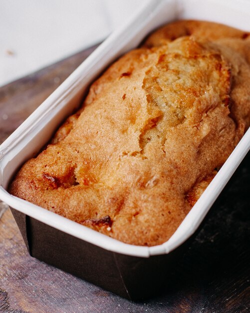 ナッツのケーキは、茶色の木製の机の上においしいおいしい甘いを焼きました