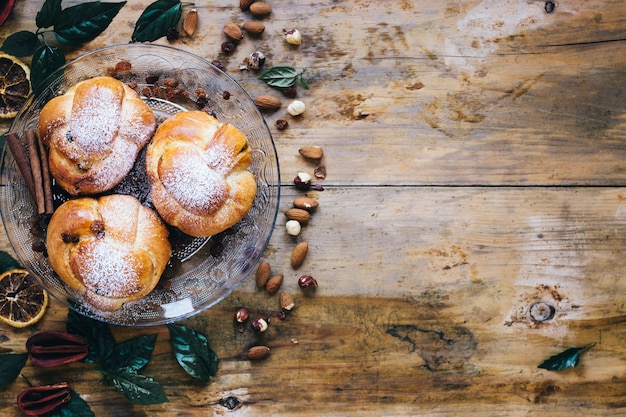 Foto gratuita le noci si avvicinano al piatto con i panini