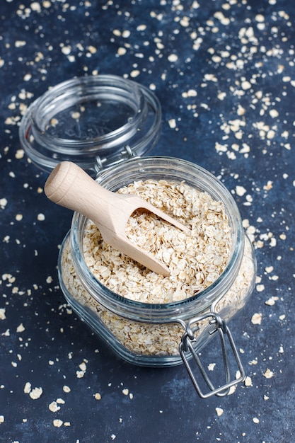 Free photo oat flakes in glass jar. top view. uncooked oatmeal