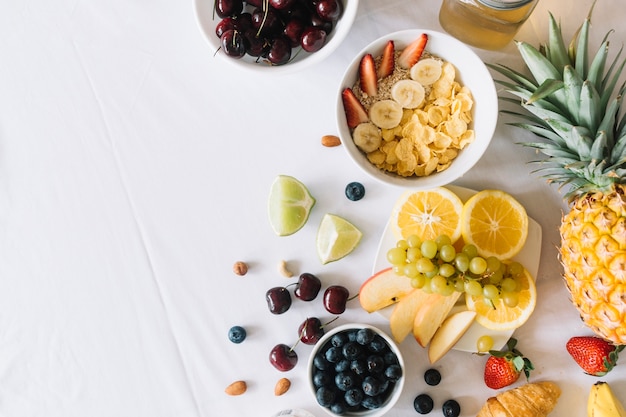 Бесплатное фото Овсянка и здоровые фрукты на белом фоне
