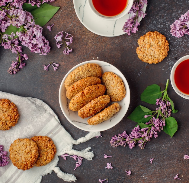 Foto gratuita biscotti di farina d'avena sul tavolo