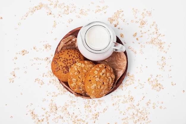 Foto gratuita biscotti di farina d'avena con latte su bianco.