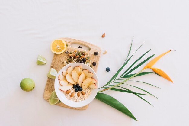 나무도 마 보드에 사과 슬라이스와 dryfruits 장식 오트밀