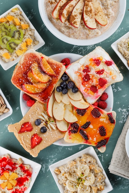 Foto gratuita farina d'avena in piatti con frutta, marmellata, noci, cannella, frutta