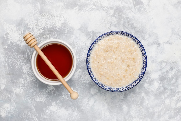 Porridge di farina d'avena in una ciotola su calcestruzzo, vista dall'alto