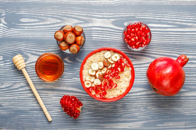 Oatmeal porridge with apples and cinnamon.