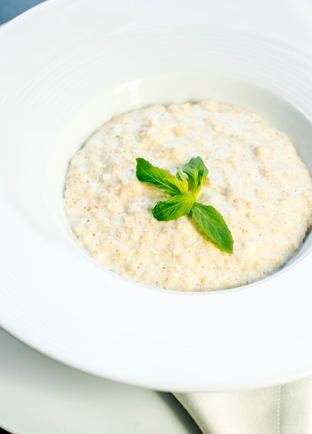 Foto gratuita porridge di farina d'avena con marmellata laterale