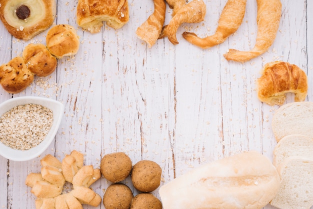 Foto gratuita farina d'avena con diversi prodotti da forno sul tavolo