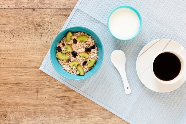 Oatmeal with kiwi milk and coffee