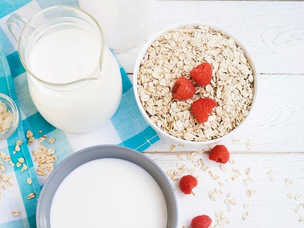 Farina d'avena con latte e lamponi