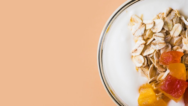 Foto gratuita fiocchi di avena con fette di frutta sullo yogurt cremoso