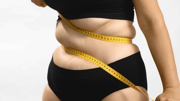 비만 문제 플러스 사이즈 여성은 그녀의 신체 아름다움 기준과 밴드 센티미터 측정 테이프 불안전한 건강한 체중 감량 다이어트가 필요합니다 흰색 배경에 익명 중간 스튜디오 샷 사진