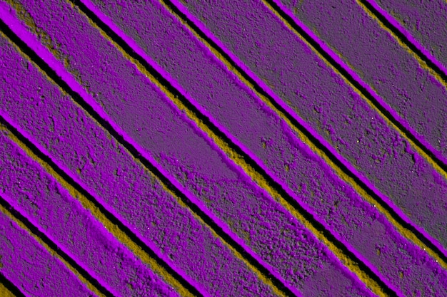 Косые линии на фиолетовом песке