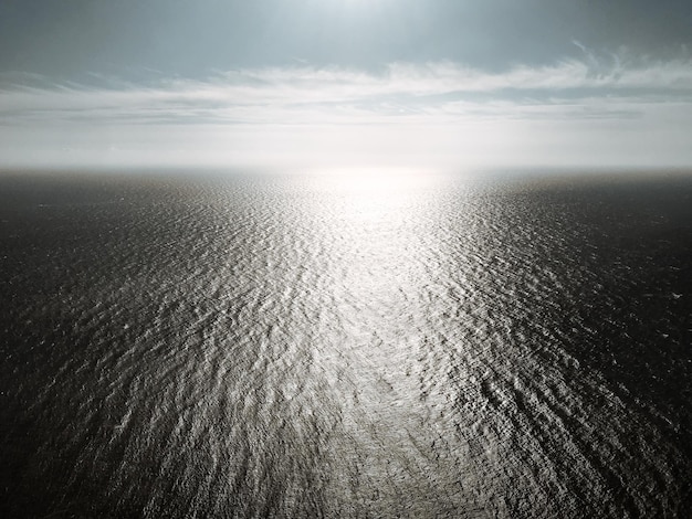 일몰에 바다 공중 보기입니다. 바다와 하늘 배경 벽지