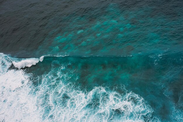 海、背景。泡と波、自然な背景を持つ青い海。