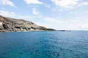 Free photo ocean littoral with cliffs and cloudy sky