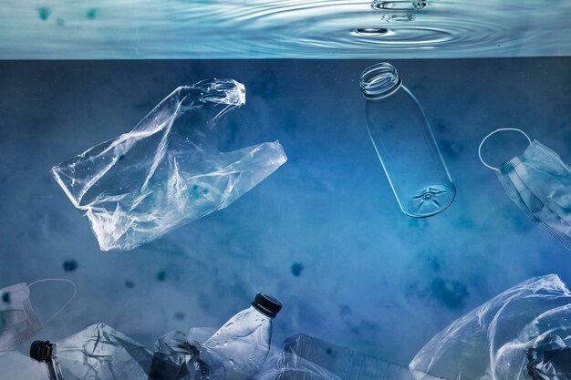 비닐 봉지와 사용한 병이 떠 다니는 해양 오염 캠페인