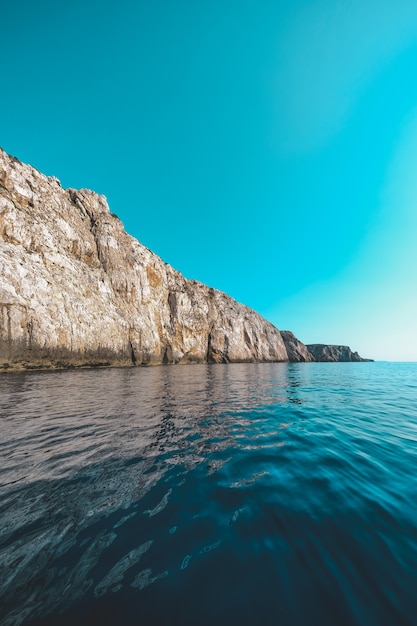 Free photo ocean surrounded by the rocky cliffs