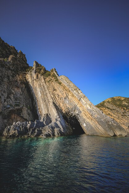 岩の崖に囲まれた海