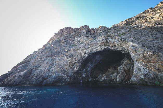 岩の崖に囲まれた海
