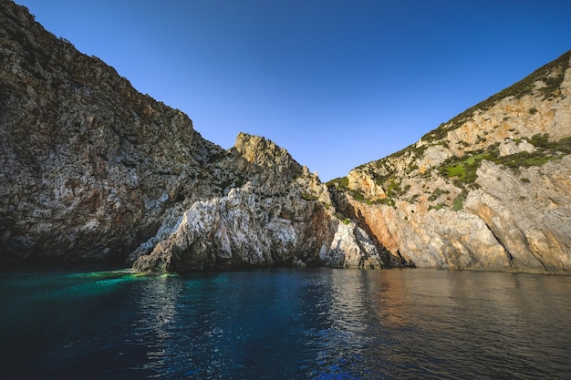 Free photo ocean surrounded by the rocky cliffs