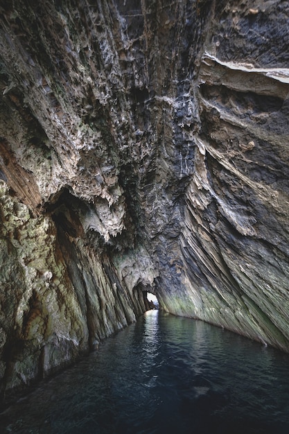 동굴을 흐르는 바닷물