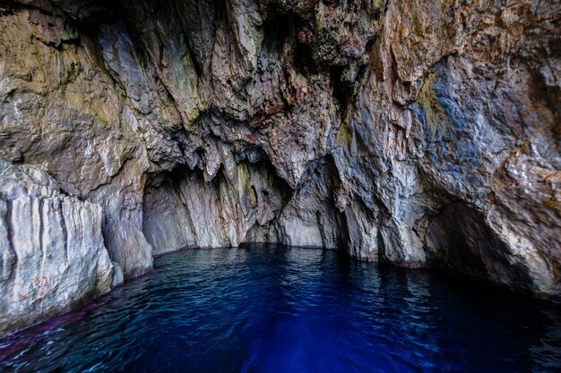 岩だらけの洞窟の海の水