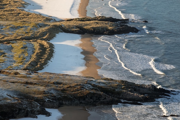 岩の多い海岸に打ち寄せる海の波