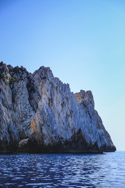 岩の崖に当たる海の波