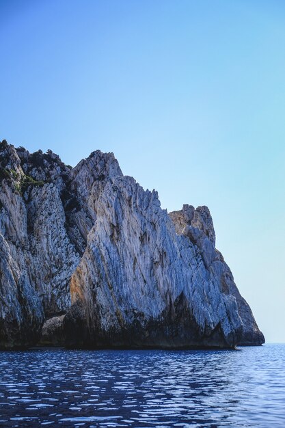 Ocean waves hitting the rocky cliffs