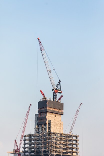 2018年10月。ドバイの高層ビルの建物建設。