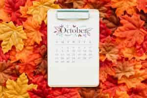 Foto gratuita calendario di ottobre sulle foglie d'autunno