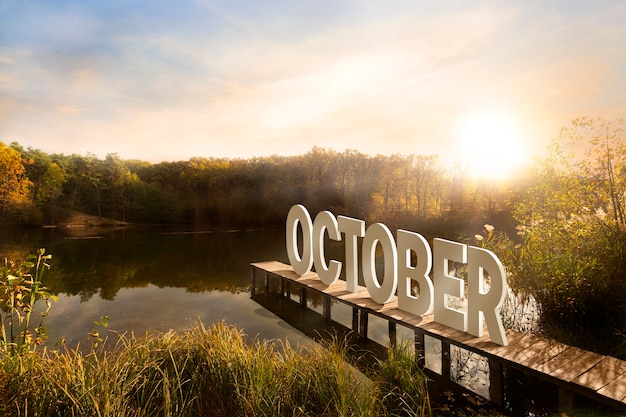 Foto gratuita paesaggio di ottobre con fiume