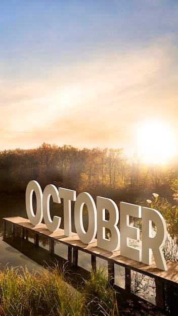 Paesaggio naturale di ottobre con ponte