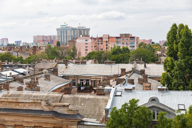 Одесса, украина - 09 сентября 2018: вид с воздуха на крыши и старые дворы одессы. вид одессы с крыши. здания старого города