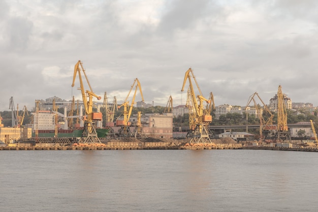 ウクライナ​、​オデッサ​-​2018​年​9​月​10​日​：​海洋​産業​商業​港​。​オデッサ港​の​工業​地帯​。​コンテナ​クレーン​。​海上​貨物​工業​港​の​貨物​コンテナ​ターミナル​。