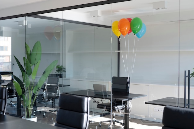 カラフルな風船でオフィスの誕生日のお祝い