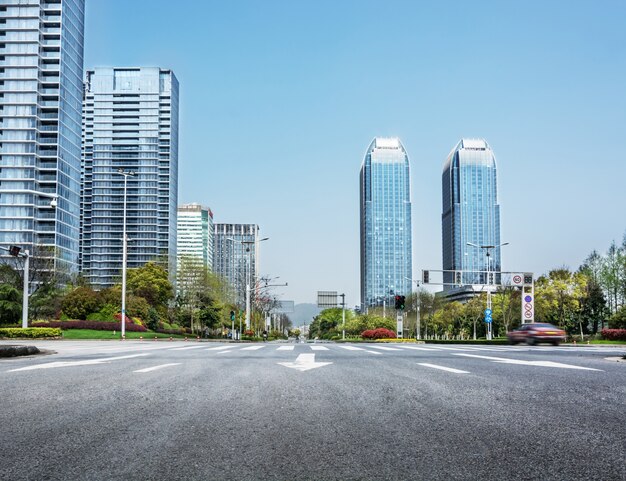 道路から見たオフィスビル